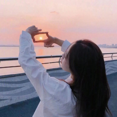 三八妇女节梦幻感花丛人物自然背景_美女头像真人