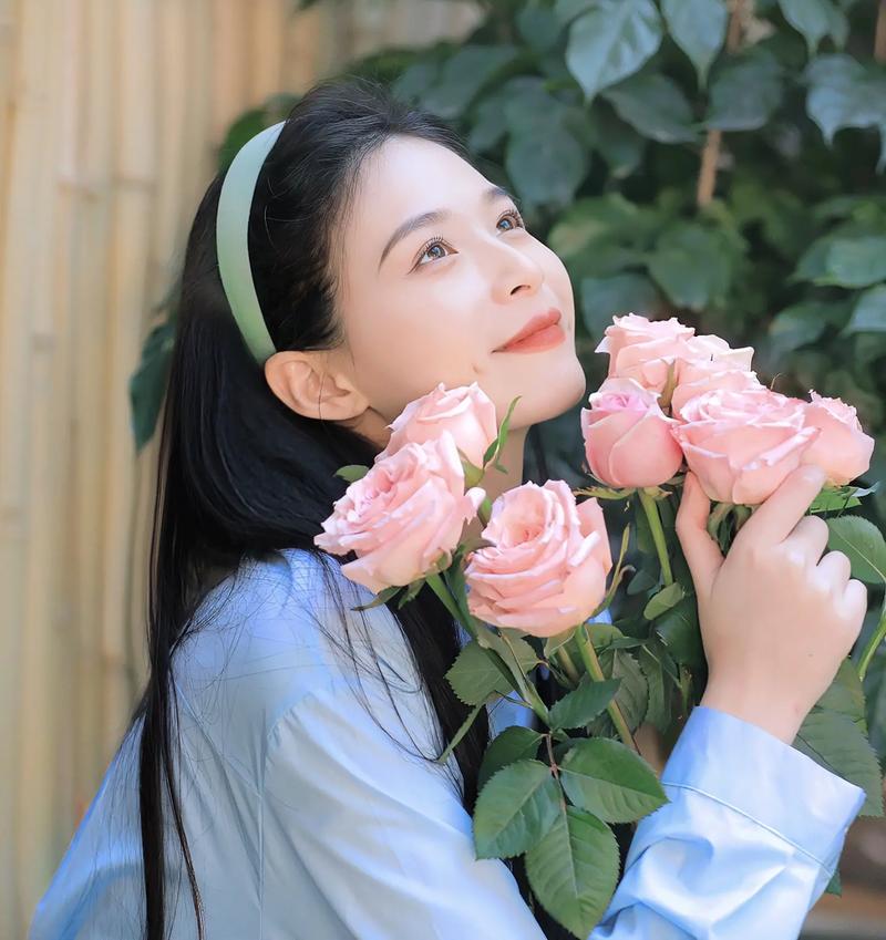 一些自由感的女生头像_美女照片游泳写真素材
