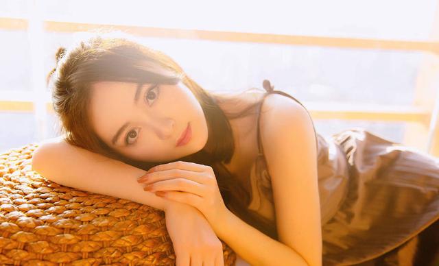草中国婚纱白色美手田地陆地青年女人夏天_美女时尚街拍