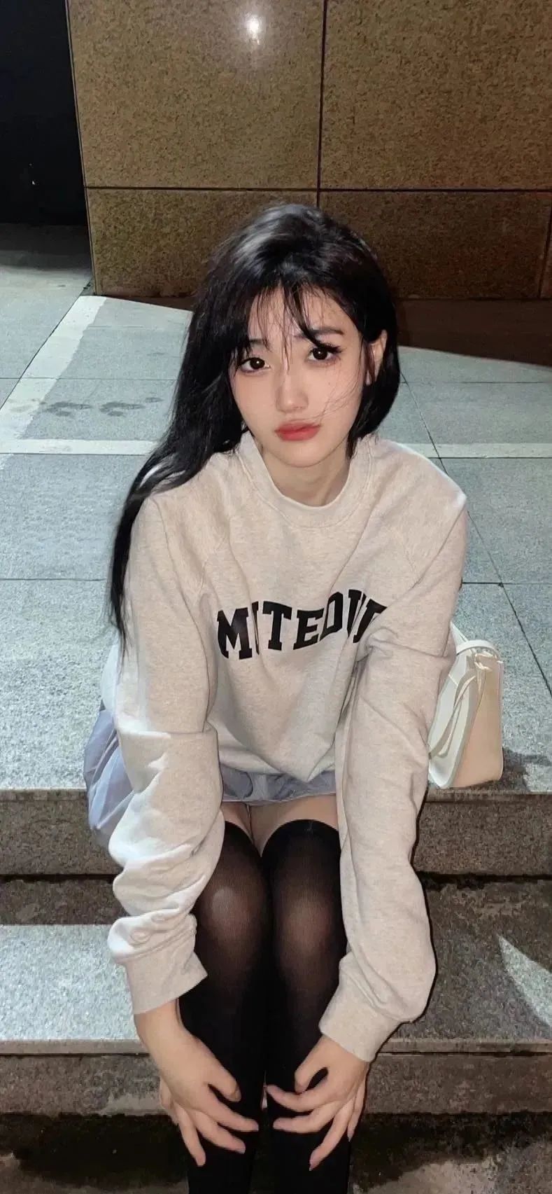 全面屏手机美女壁纸_美女照片背影侧面