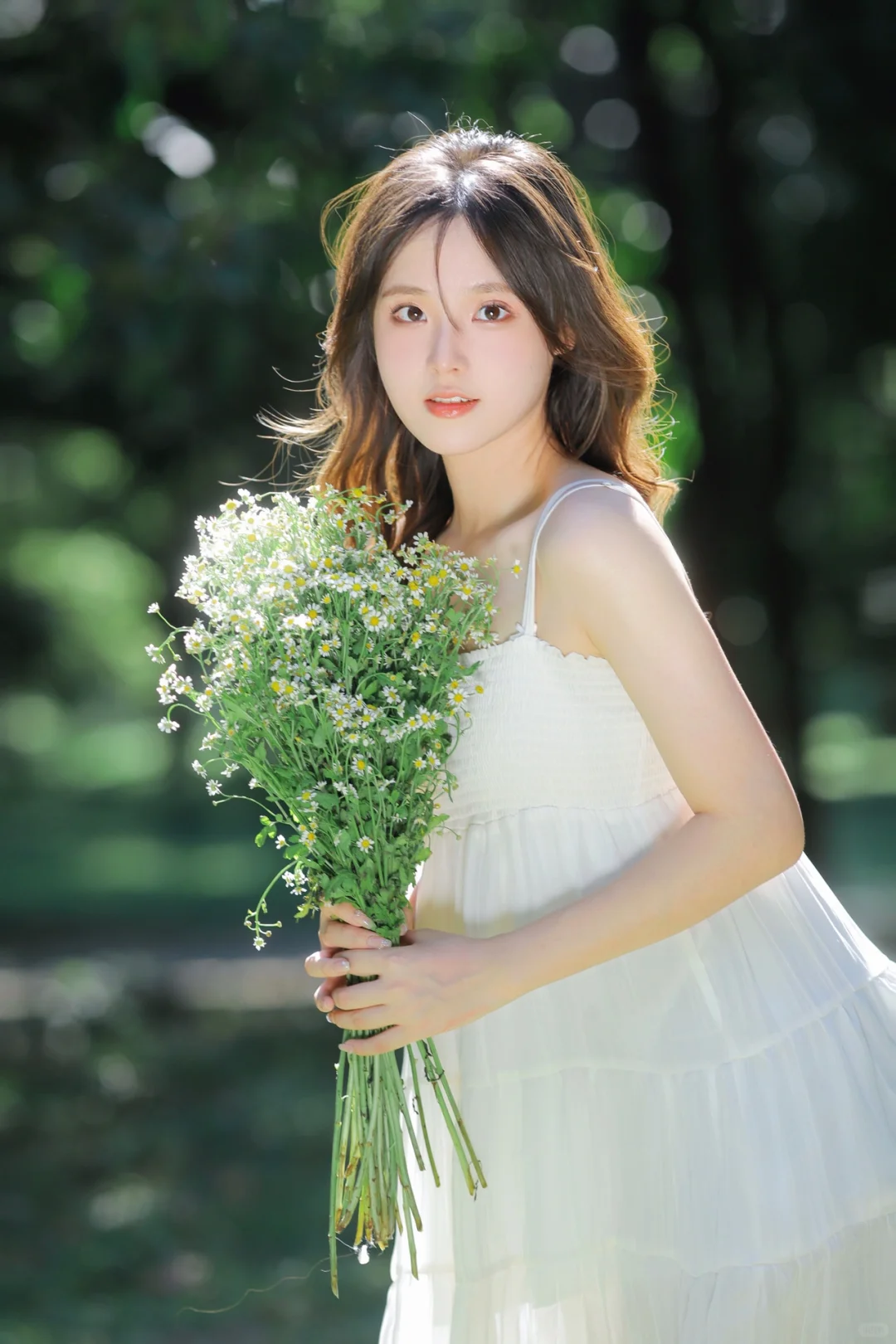 这是一张典型的人像摄影风格照片画面中的女模特充满甜美气质_美女自拍