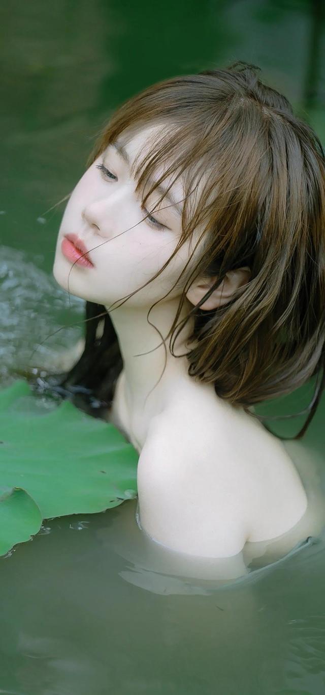 盛开的白色花朵_美女自拍
