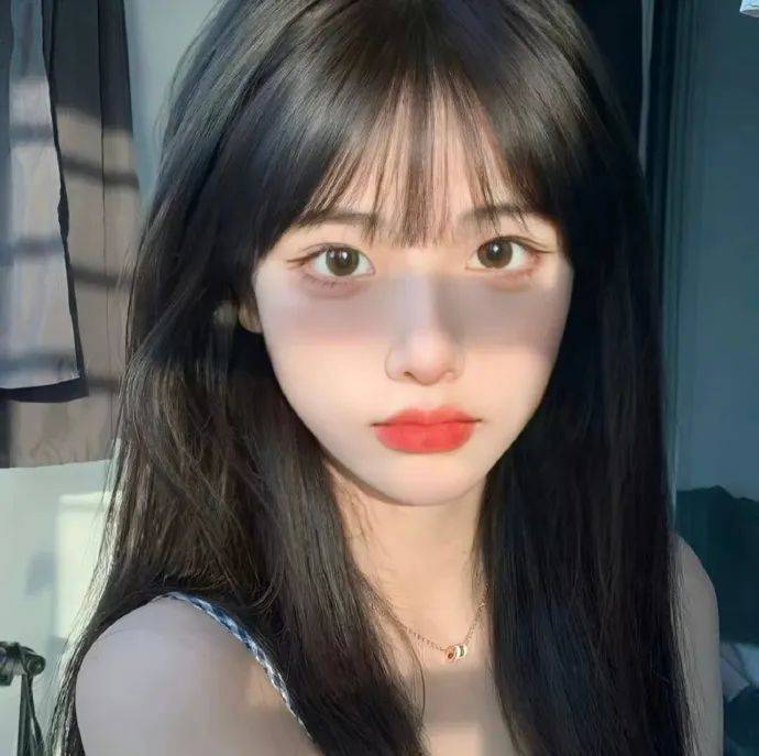 可爱的微笑小女孩的肖像_美女壁纸
