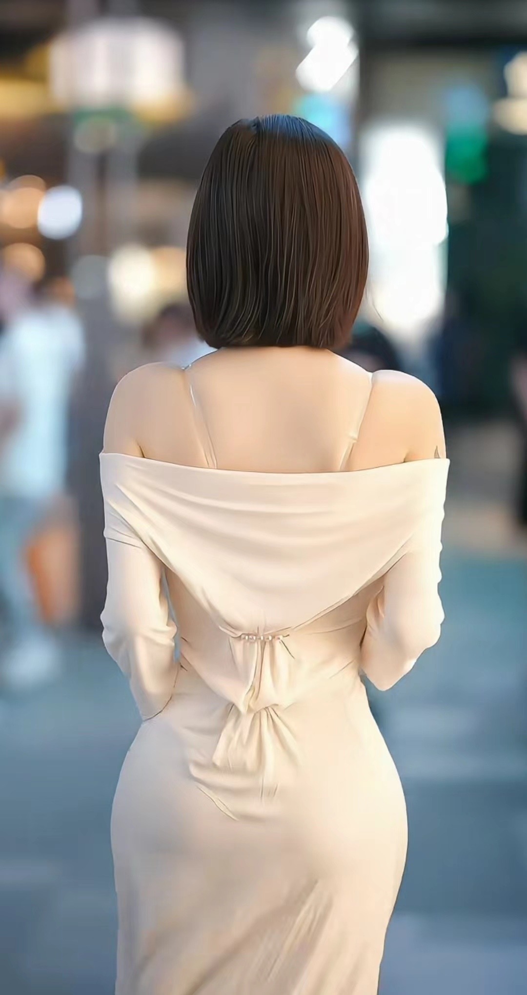 美丽的年轻女子穿着白色的连衣裙在湖滨池塘河流上休息专业的化妆和卷发发型_美女自拍背影微信头像