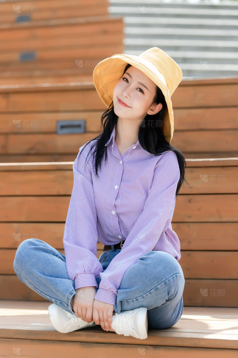 美丽的中国年轻女孩的肖像穿着白色的婚纱坐在紫色的薰衣草花的白色长凳上她的草帽在膝盖上微笑在她的_美女壁纸电脑壁纸高清