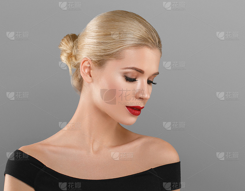 金发美女模特在灰色背景女人美甲美甲口红一样的颜色靓丽画像靓丽护理_美女图片微信头像侧面