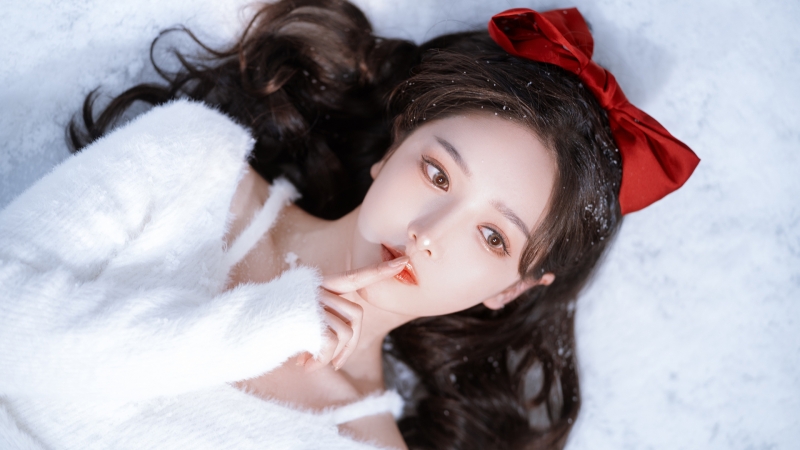沙发好看白色毛衣美女壁纸_美女壁纸