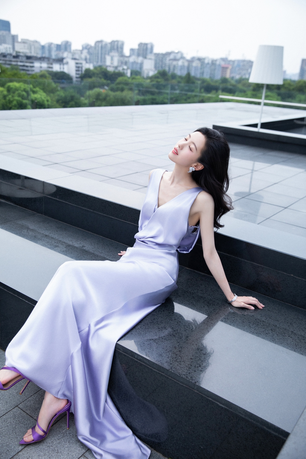 弹钢琴的盲童美女自拍